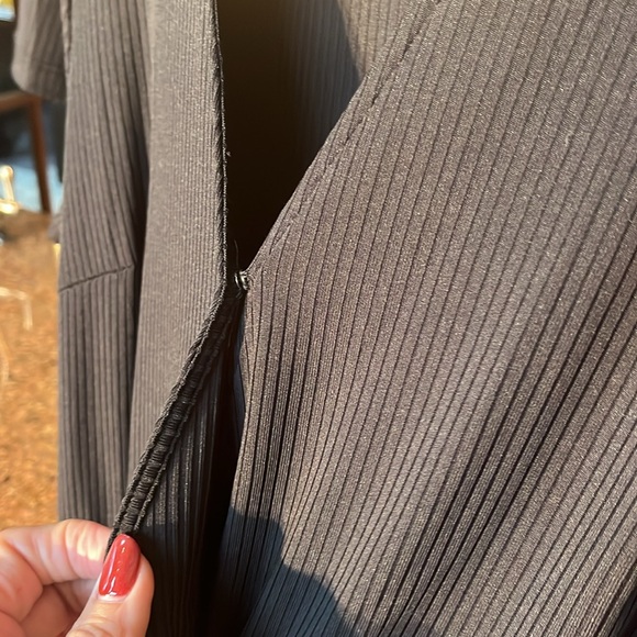 Black shortsleeved jumpsuit size medium front snap closure - Picture 3 of 3